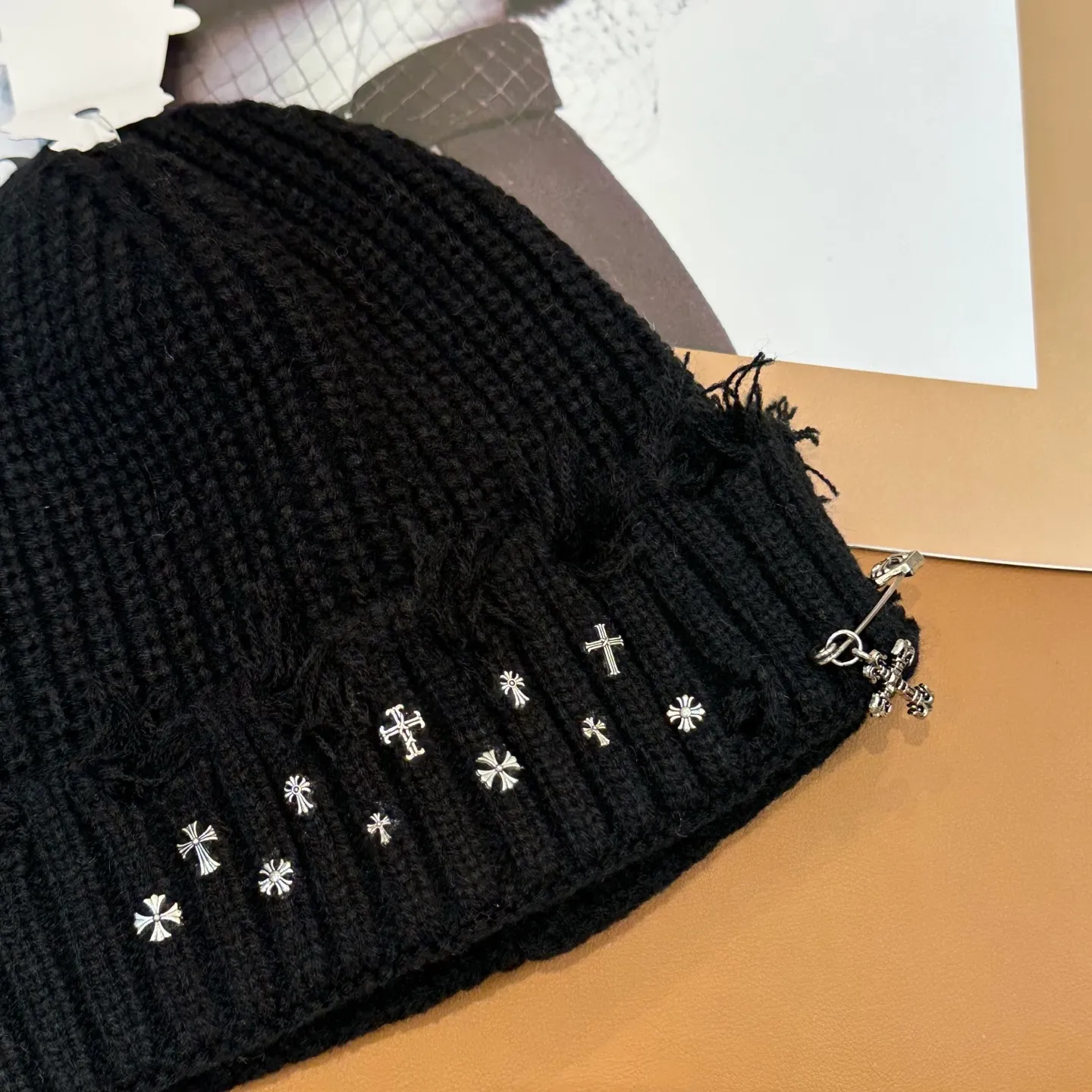 P70 🤍Chrome hearts new autumn and winter cross knitted hat🧶 One of the must-have hats in autumn and winter~ It really looks good on whoever wears it~, it is also a perfect match in black and white and gray in autumn~